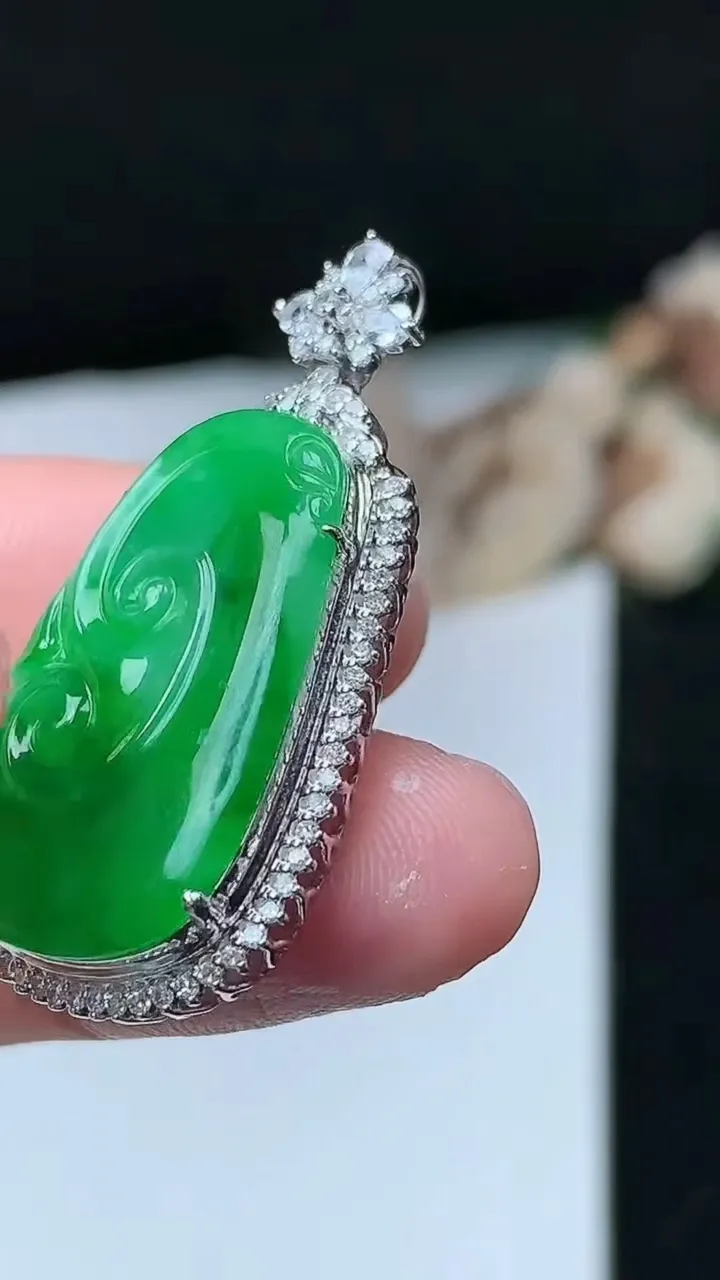 天然A货翡翠如意吊坠，尺寸36.9-19.4-7.4，裸石25.4-15.9，重量:5.32g
11月26日