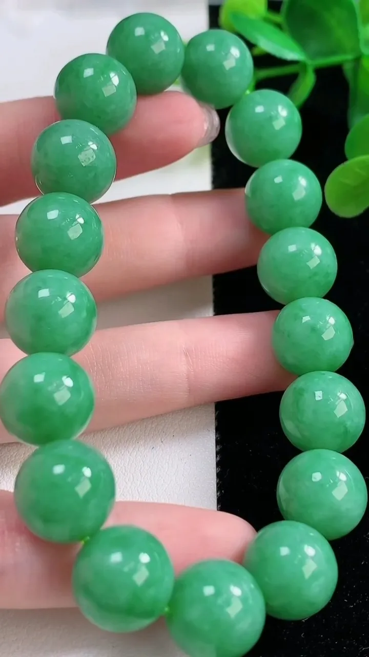 天然A货翡翠圆珠手串，尺寸12.6-17颗，重量:57.99g11月26日
工厂直销收藏佳品,种好水足，色泽均匀，有种有色，上手高大气！
