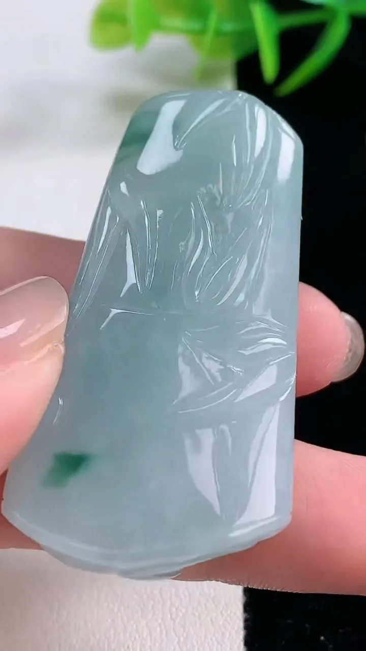 天然A货翡翠冰种飘花节节高升 竹节吊坠，尺寸49.8-26.8-11.4，重量:33.87g
11月26日