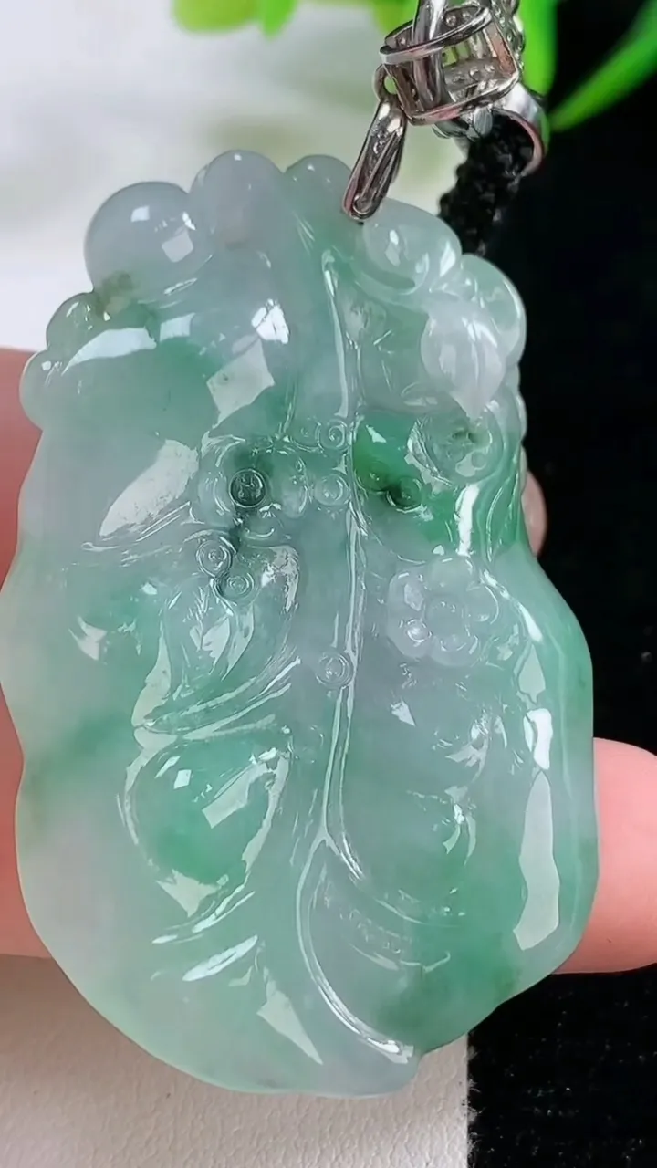 天然A货翡翠金枝玉叶 叶子吊坠，尺寸54-32.2-8.4，重量:32.45g
11月26日