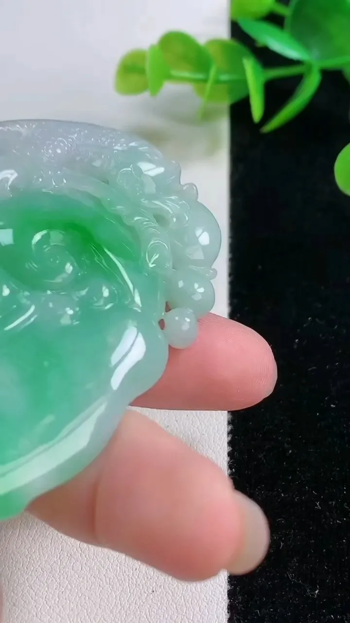 天然A货翡翠如意吊坠，尺寸71.2-50.5-6.6，重量:52.87g
11月26日