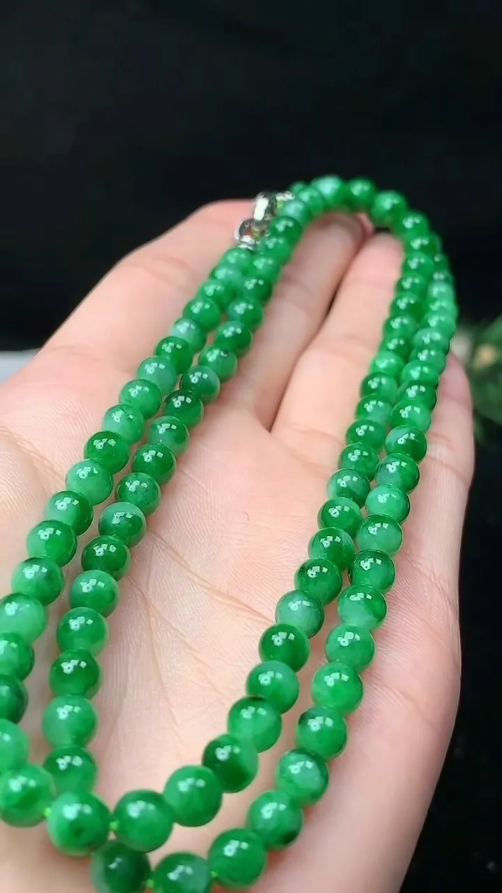 天然A货翡翠圆珠项链，尺寸5.7-98颗，重量:30.52g
11月26日