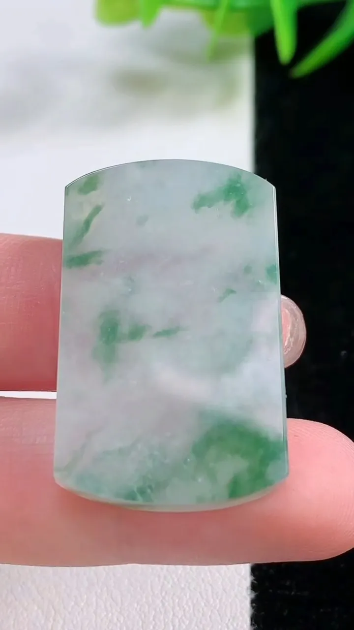 天然A货翡翠冰种飘花无事牌镶嵌件，尺寸33-20.6-5，重量:11.03g
11月26日