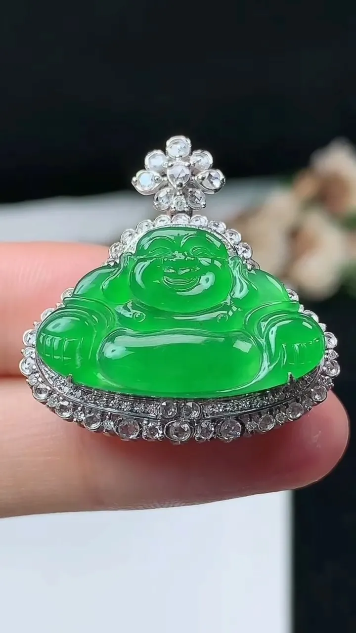 天然A货翡翠佛公吊坠，尺寸29.2-28.6-11.9，裸石15.4-24.8，重量:7.24g
1