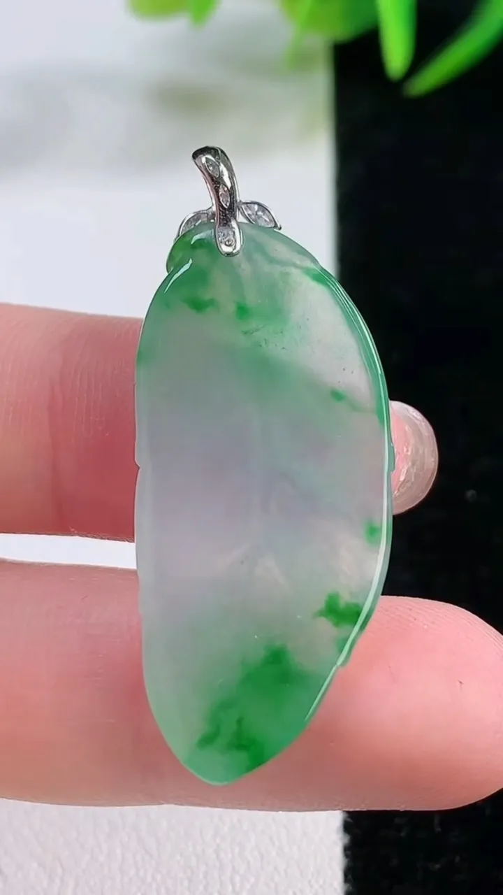 天然A货翡翠金枝玉叶 叶子吊坠，尺寸34-16.3-3.9，重量:4.82g
11月26日