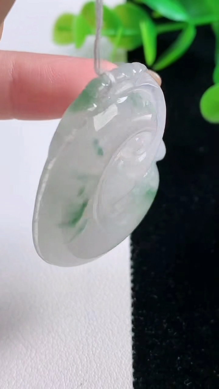 天然A货翡翠冰种飘花如意吊坠，尺寸46.7-33-5.9，重量:17.14g
11月26日