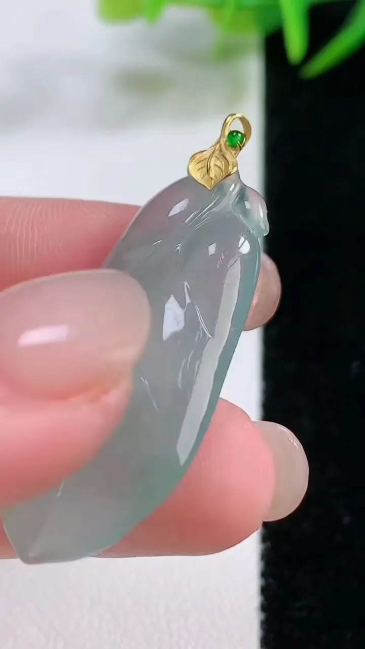 天然A货翡翠金枝玉叶 叶子吊坠，尺寸39-18-4.8，重量:5.91g
11月26日