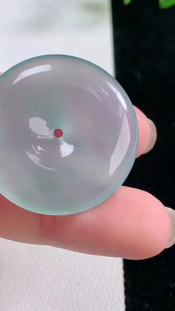 天然A货翡翠平安扣吊坠，尺寸31.2-5.1，重量:10.14g
11月26日