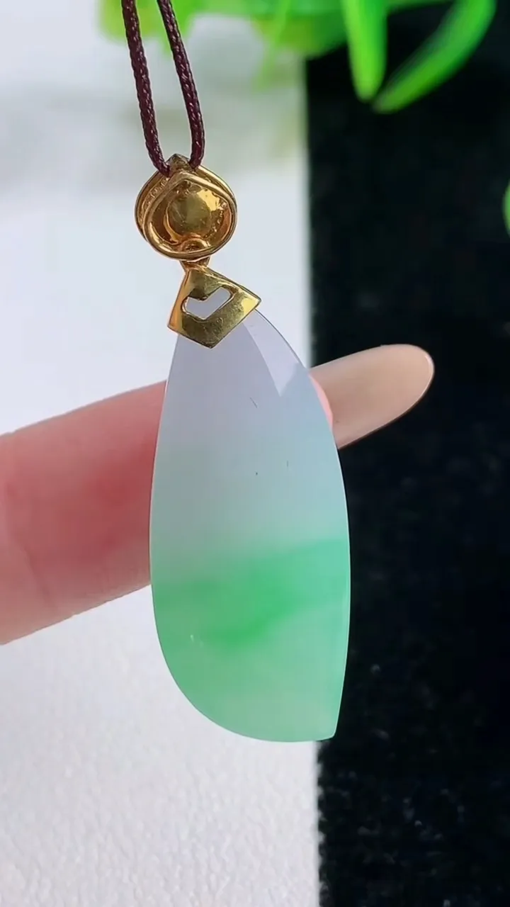 天然A货翡翠随形吊坠，尺寸28.7-12.5-7，重量:5.43g
11月26日