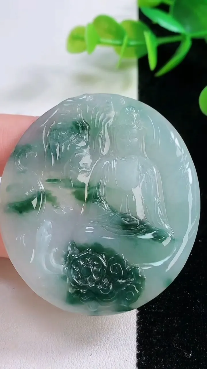 天然A货翡翠冰种飘花山水观音菩萨吊坠，尺寸53.7-48.4-5.9，重量:29.76g
11月26