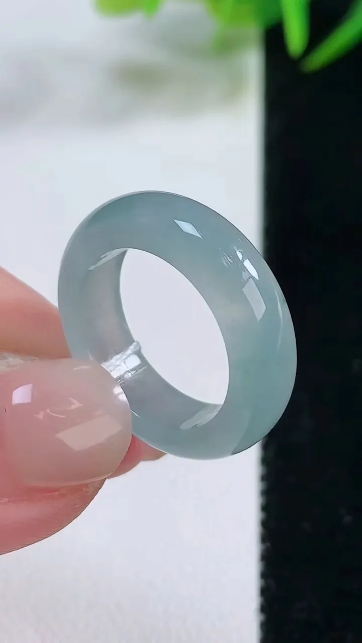 天然A货翡翠冰种飘花指环戒指，尺寸16.6-5.3-3，重量:4.20g2025年11月26日
工厂