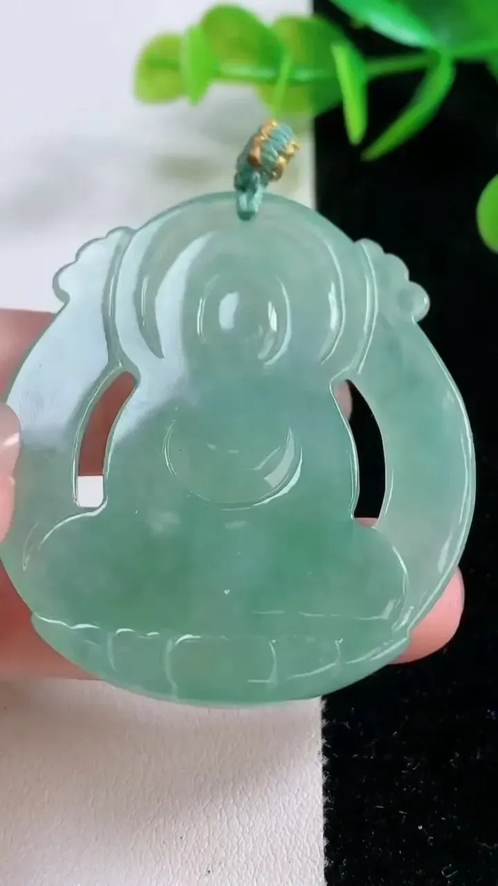 天然A货翡翠大日如来吊坠，尺寸50.2-43.7-5.4，重量:22.76g
11月26日