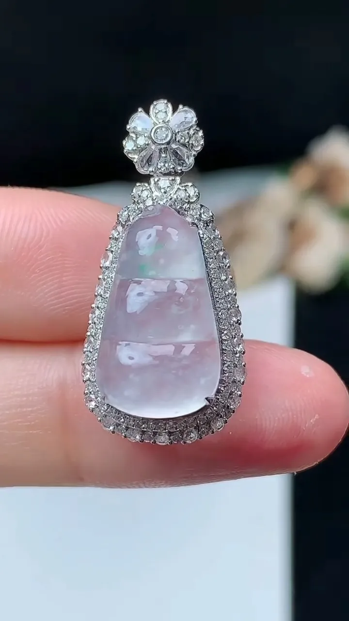 天然A货翡翠福豆吊坠，尺寸29.2-14-10，裸石17.4-10.2，重量:3.42g
11月26日