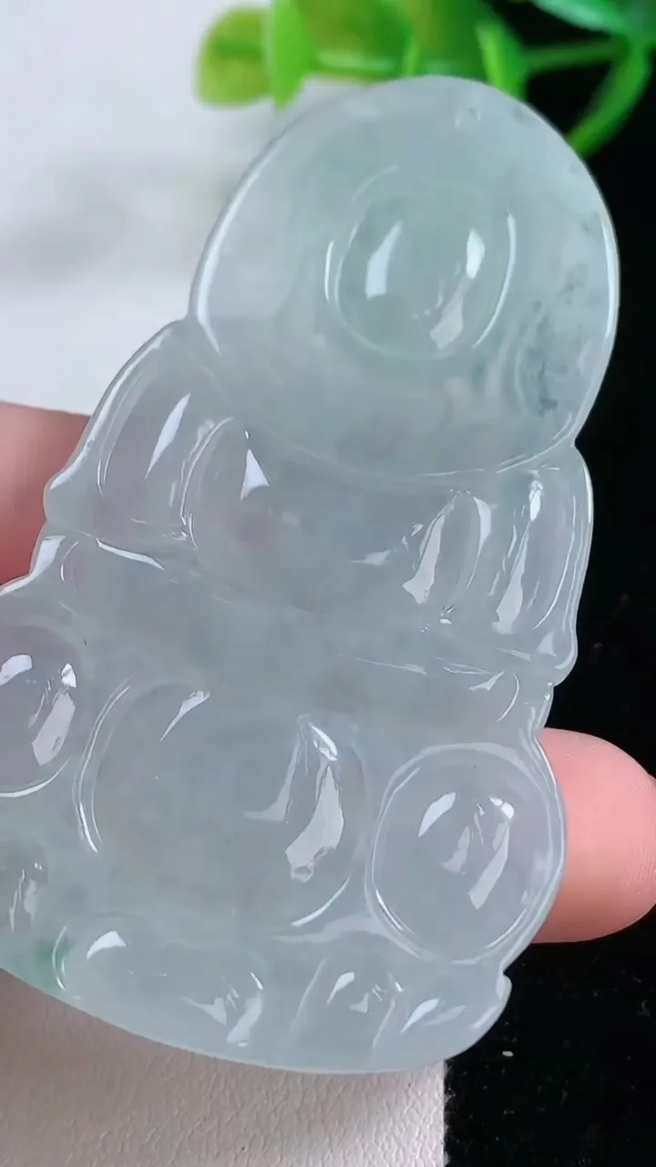 天然A货翡翠冰种飘花观音菩萨吊坠，尺寸67.5-39.3-5.6，重量:26.75g
11月26日