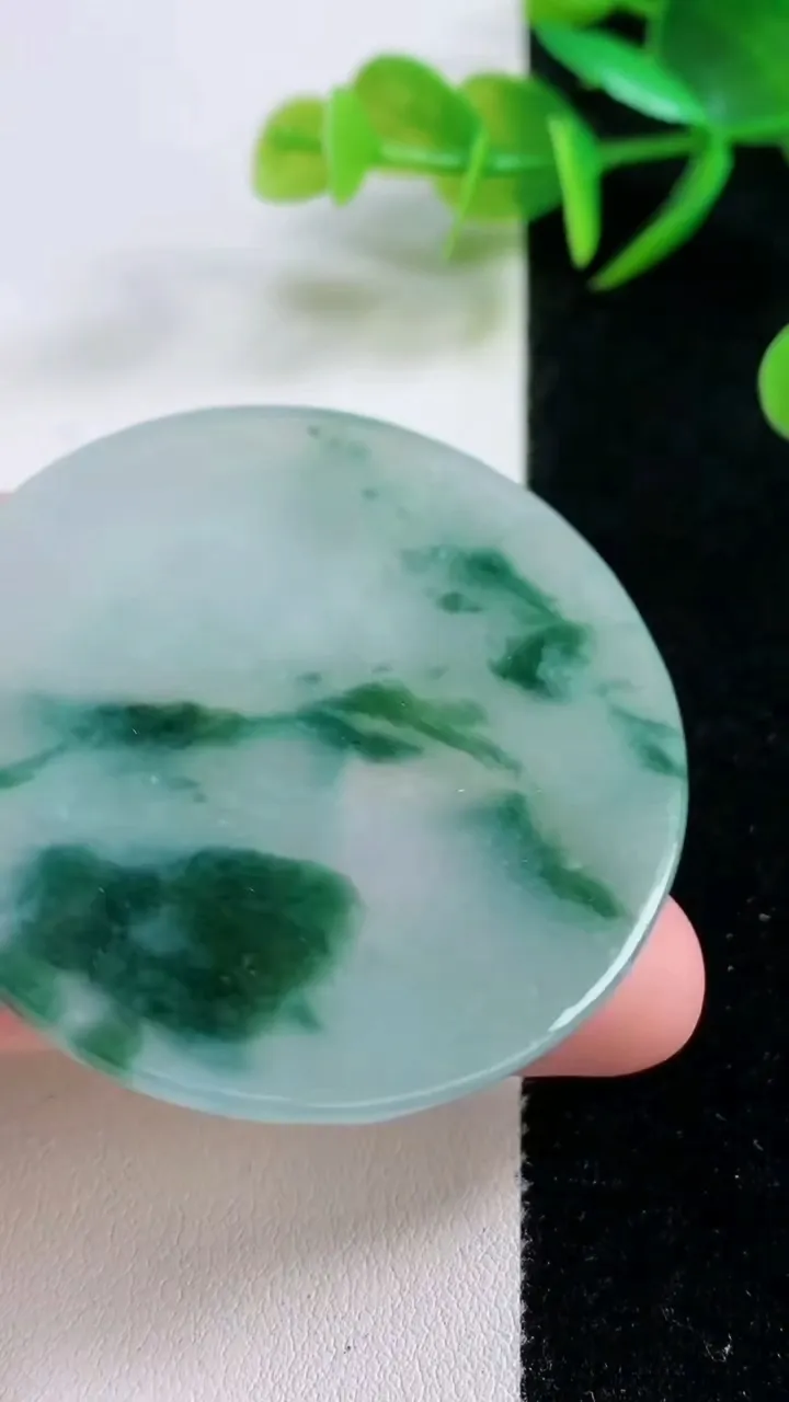 天然A货翡翠冰种飘花山水观音菩萨吊坠，尺寸53.7-48.4-5.9，重量:29.76g
11月26日