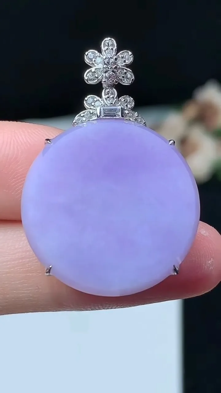 天然A货翡翠k金紫罗兰无事牌吊坠，尺寸23.8-6，重量:5.30g
11月26日