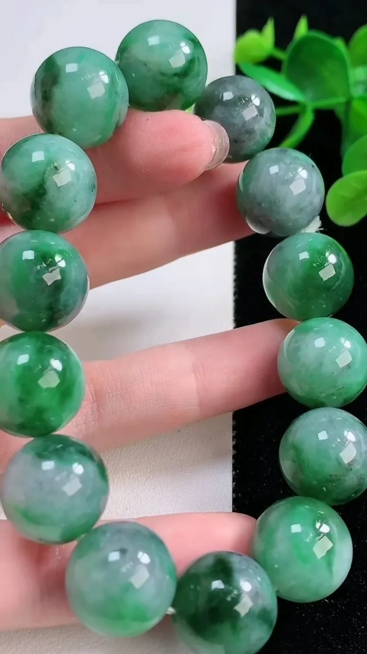 天然A货翡翠圆珠手串，尺寸15-14颗，重量:84.36g11月26日
工厂直销收藏佳品,种好水足，色泽均匀，有种有色，上手高大气！