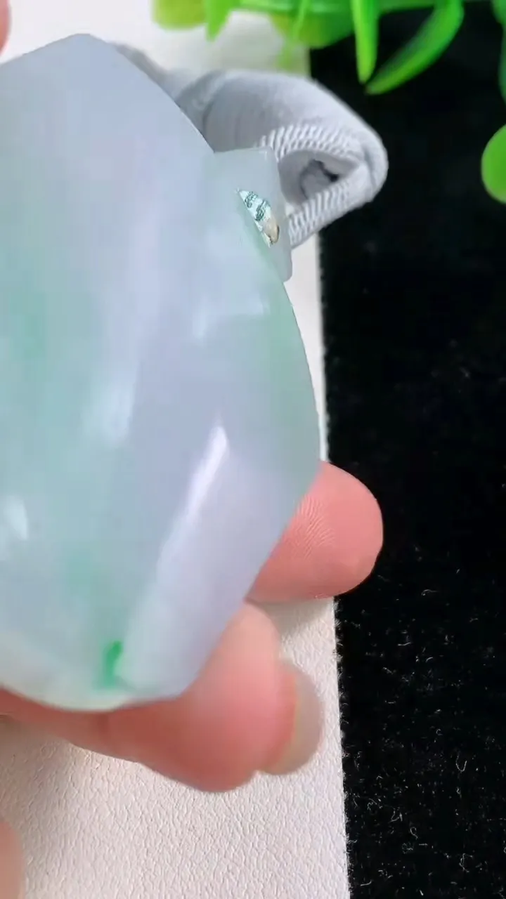 天然A货翡翠无事牌吊坠，尺寸53-43-6.6，重量:47.72g
11月26日