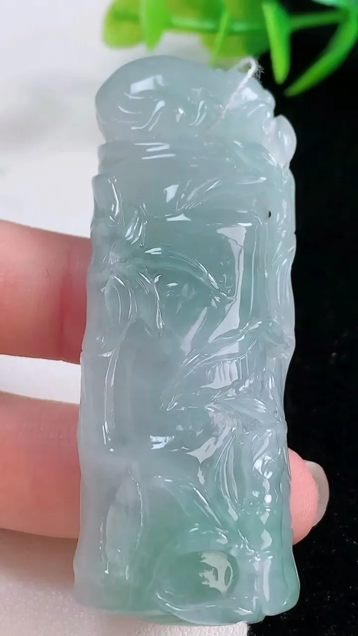 天然A货翡翠节节高升 竹节吊坠，尺寸65-23.5-11.3，重量:40.78g
11月26日