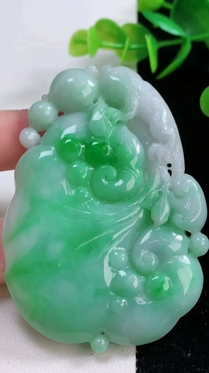 天然A货翡翠如意吊坠，尺寸71.2-50.5-6.6，重量:52.87g
11月26日