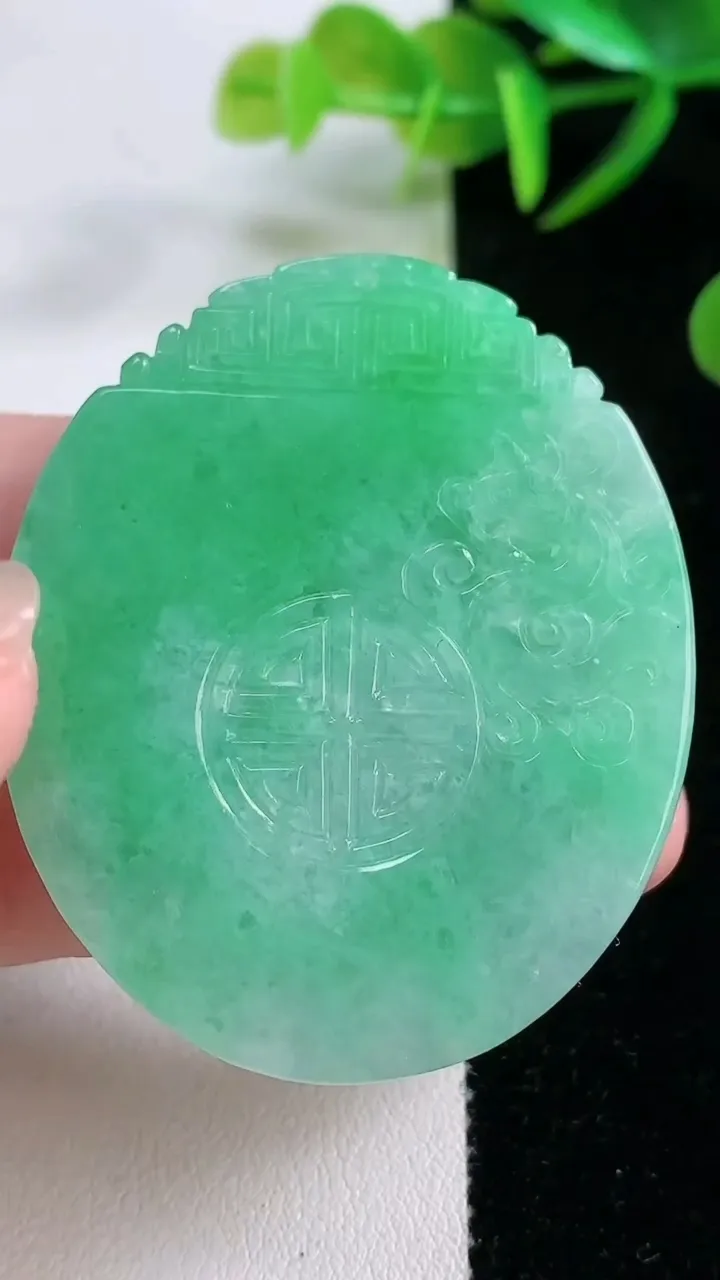 天然A货翡翠复古龙牌吊坠，尺寸49.2-41.7-6，重量:32.27g
11月26日