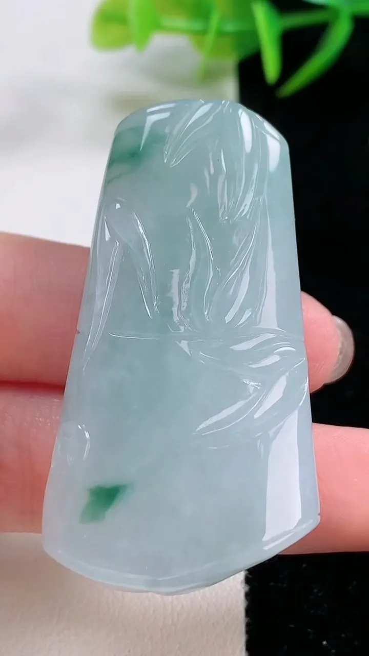 天然A货翡翠冰种飘花节节高升 竹节吊坠，尺寸49.8-26.8-11.4，重量:33.87g
11月26日