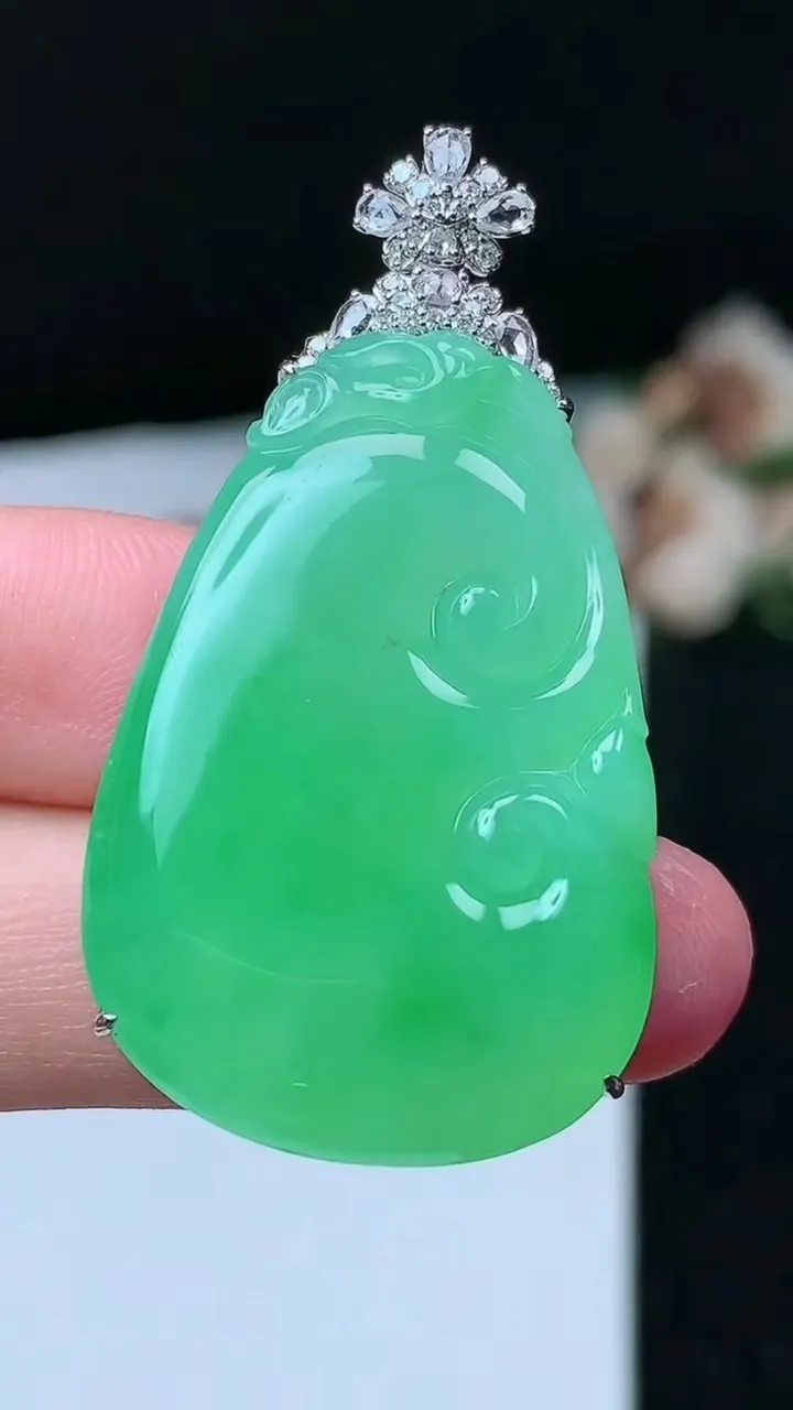 天然A货翡翠如意吊坠，尺寸35.4-23.8-8.5，重量:12.58g
11月26日