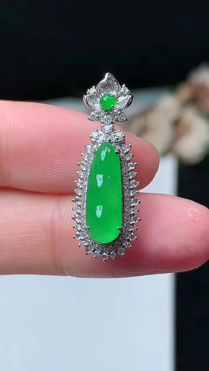 天然A货翡翠福豆吊坠，尺寸27-9.9-9.4，裸石14.2-4.8，重量:3.16g
11月26日