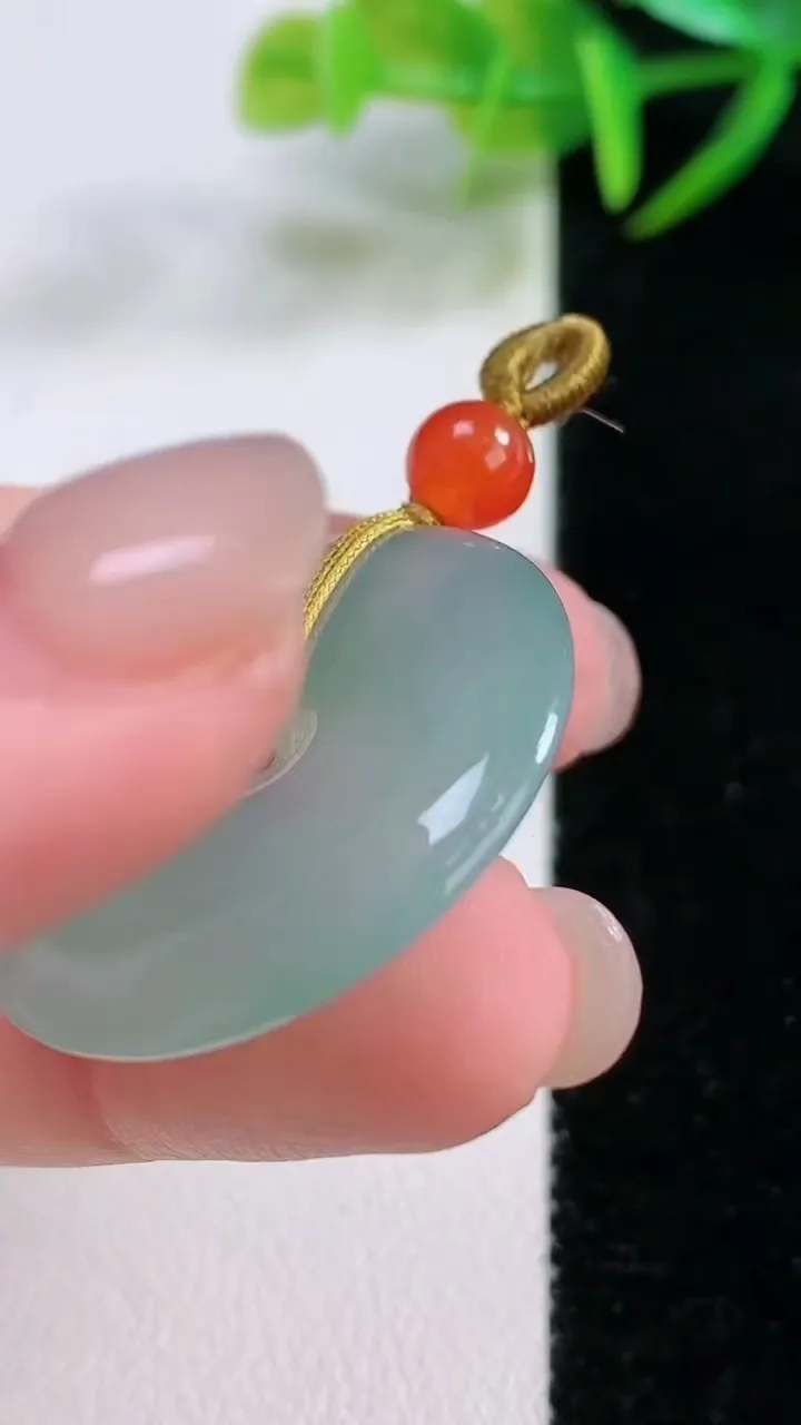 天然A货翡翠平安扣吊坠，尺寸29-5，重量:9.16g
11月26日