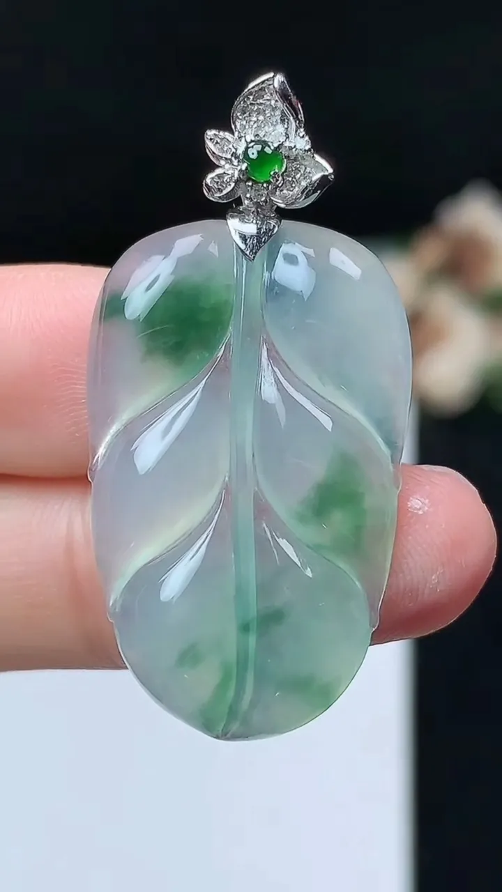 天然A货翡翠金枝玉叶 叶子吊坠，尺寸30.6-19.2-3.4，重量:4.75g
11月26日