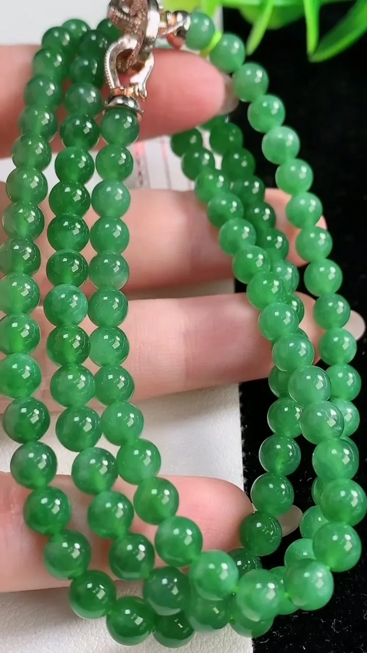 天然A货翡翠圆珠项链，尺寸5.7-108颗，重量37.32g11月26日
工厂直销收藏佳品,种好水足
