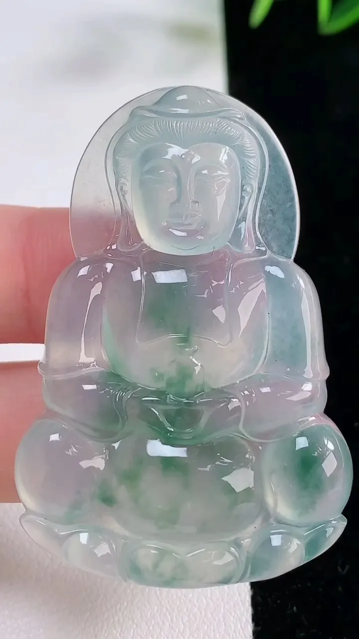 天然A货翡翠种飘花观音菩萨吊坠，尺寸52-35.2-5.7，重量:18.14g
11月26日
