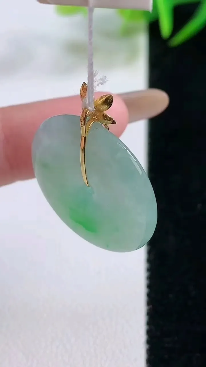 天然A货翡翠平安扣吊坠，尺寸24.4-4，重量:5.53g
11月26日