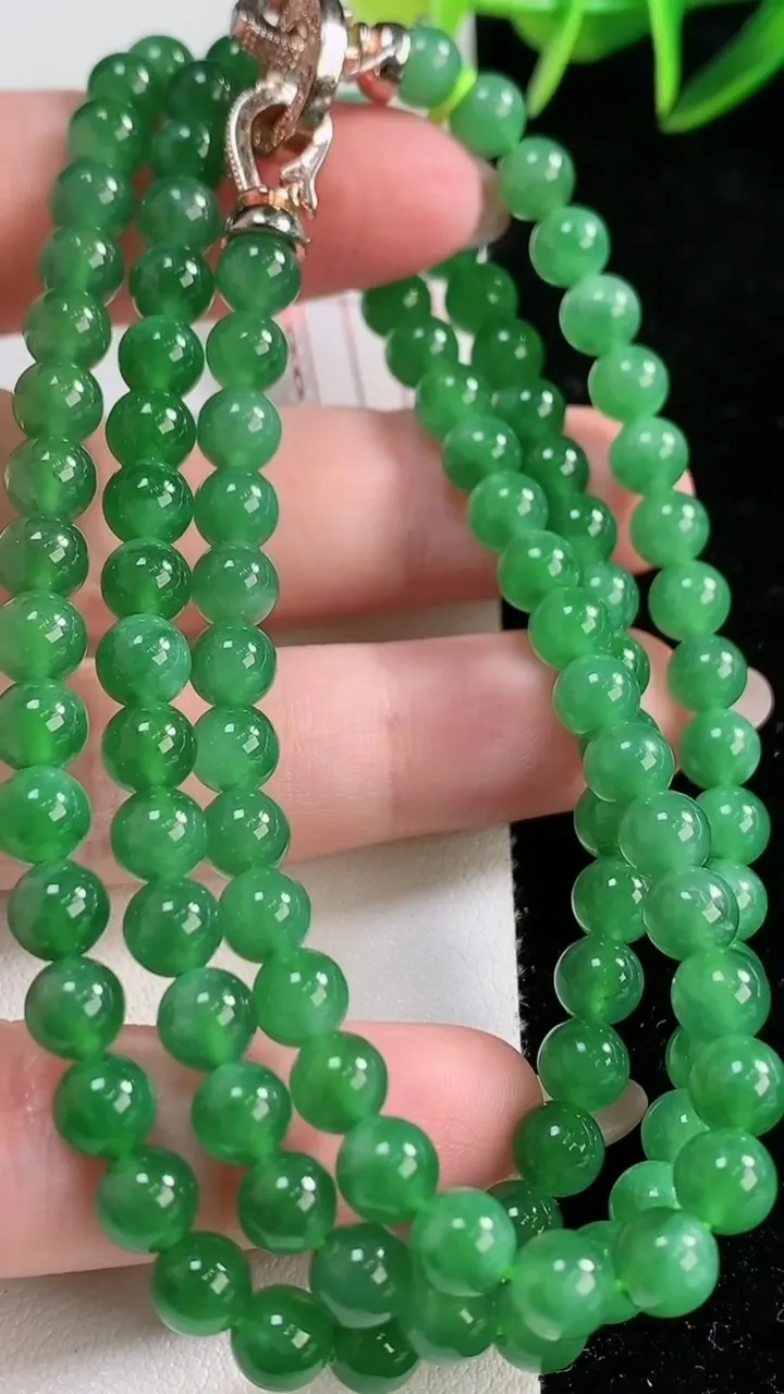 天然A货翡翠圆珠项链，尺寸5.7-108颗，重量37.32g11月26日
工厂直销收藏佳品,种好水足，色泽均匀，有种有色，上手高大气！