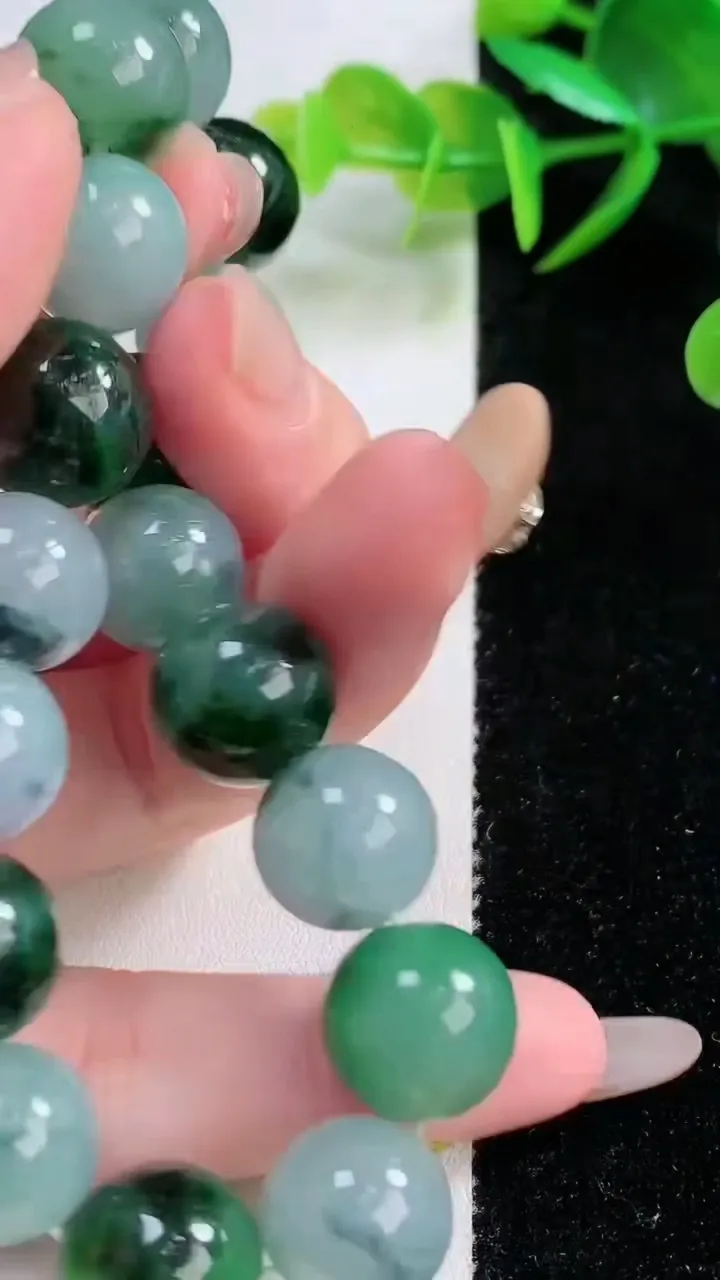 天然A货翡翠飘花圆珠手串，尺寸12.3-17颗，重量:58.43g11月26日
工厂直销收藏佳品,种好水足，色泽均匀，有种有色，上手高大气！