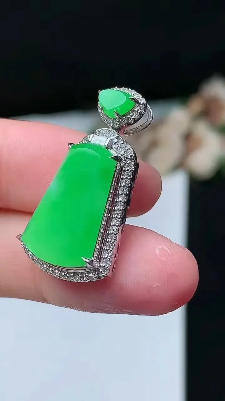 天然A货翡翠无事牌吊坠，尺寸28.3-15-7.2，裸石17.5-11.6，重量:3.96g
11月26日，重量:3.96g