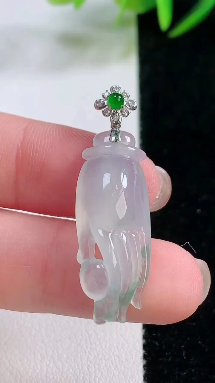 天然A货翡翠种飘花掌上明珠吊坠，尺寸29.8-11.4-6.5，重量:3.68g11月26日
工厂直