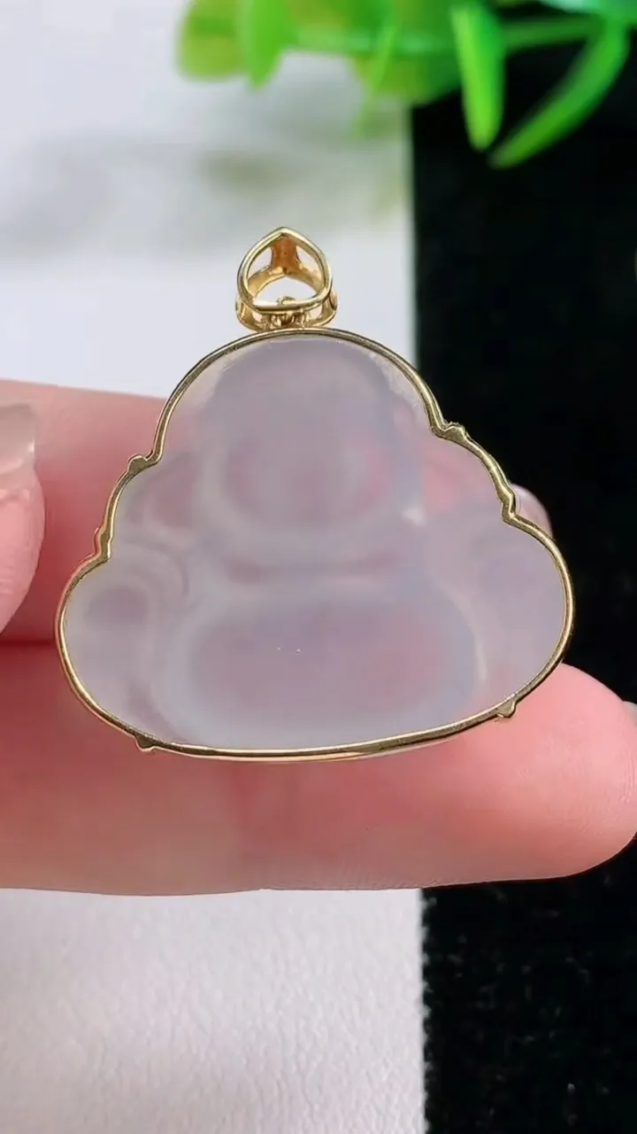 天然A货翡翠种白冰佛公吊坠，尺寸24.7-29.6-6.6，重量:8.12g
11月26日