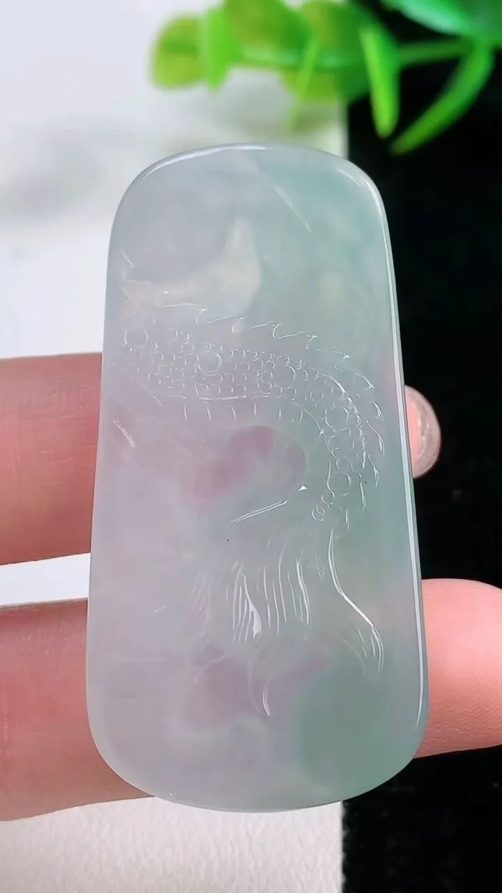 天然A货翡翠龙牌吊坠，尺寸48.7-24.2-4.7，重量:12.60g
11月26日