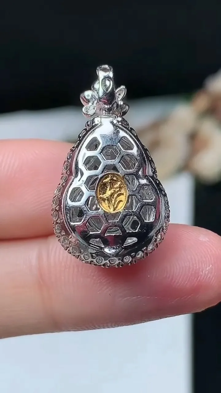 天然A货翡翠葫芦吊坠，尺寸25.8-14.7-10.4，裸石14.6-10.6，重量:4.30g
11月26日