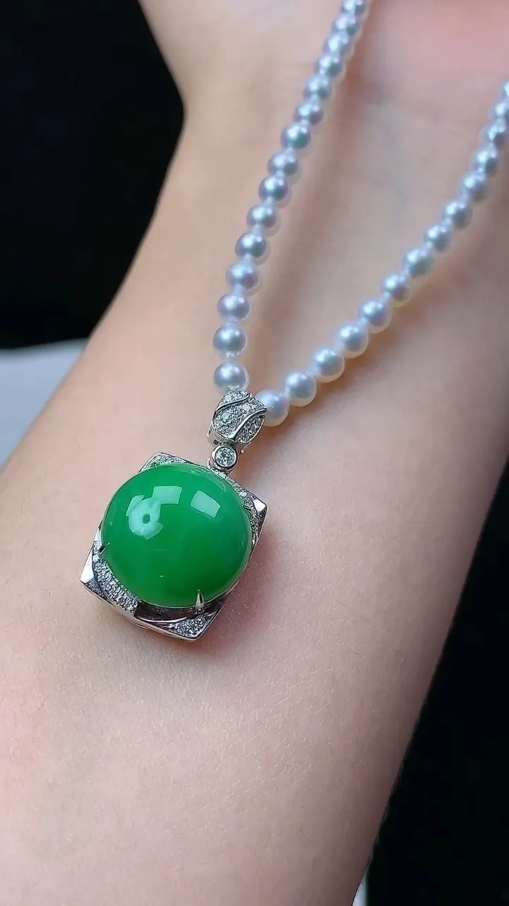 天然A货翡翠蛋面项链，尺寸24-13.6-10.6，裸石13.4，重量:13.19g
11月26日