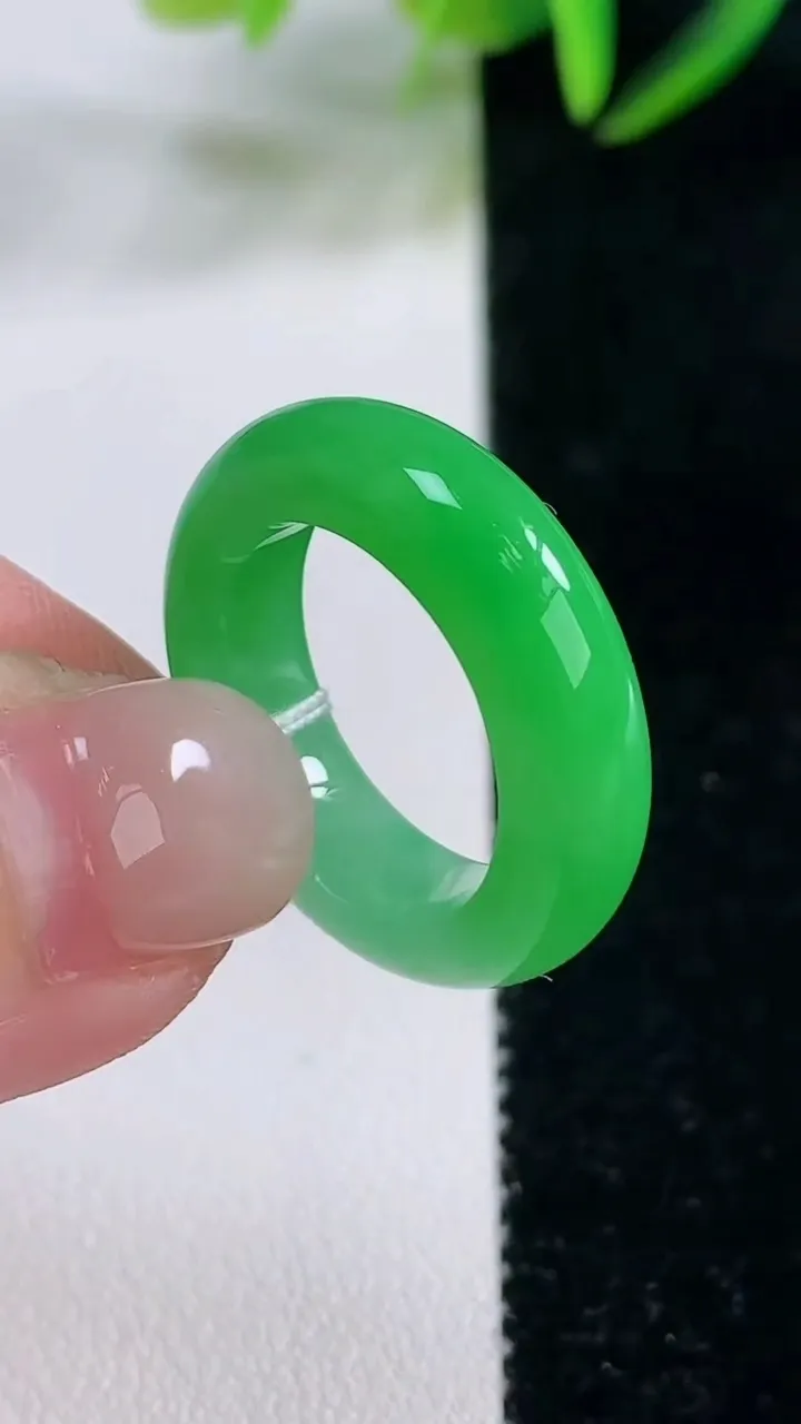 天然A货翡翠指环戒指，尺寸16.5-5.4-3.7，重量:4.85g2025年11月26日
工厂直销收藏佳品,种好水足，色泽均匀，有种有色，上手高大气！