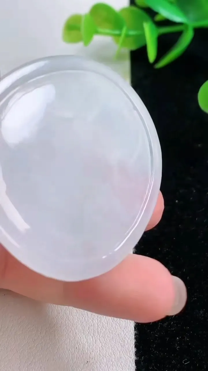 天然A货翡翠虚空藏菩萨吊坠，尺寸52.5-45-4.9，重量:23.41g
11月26日