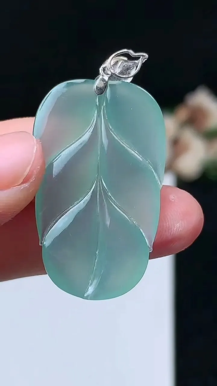 天然A货翡翠金枝玉叶 叶子吊坠，尺寸33.2-20.2-3.6，重量:5.21g
11月26日