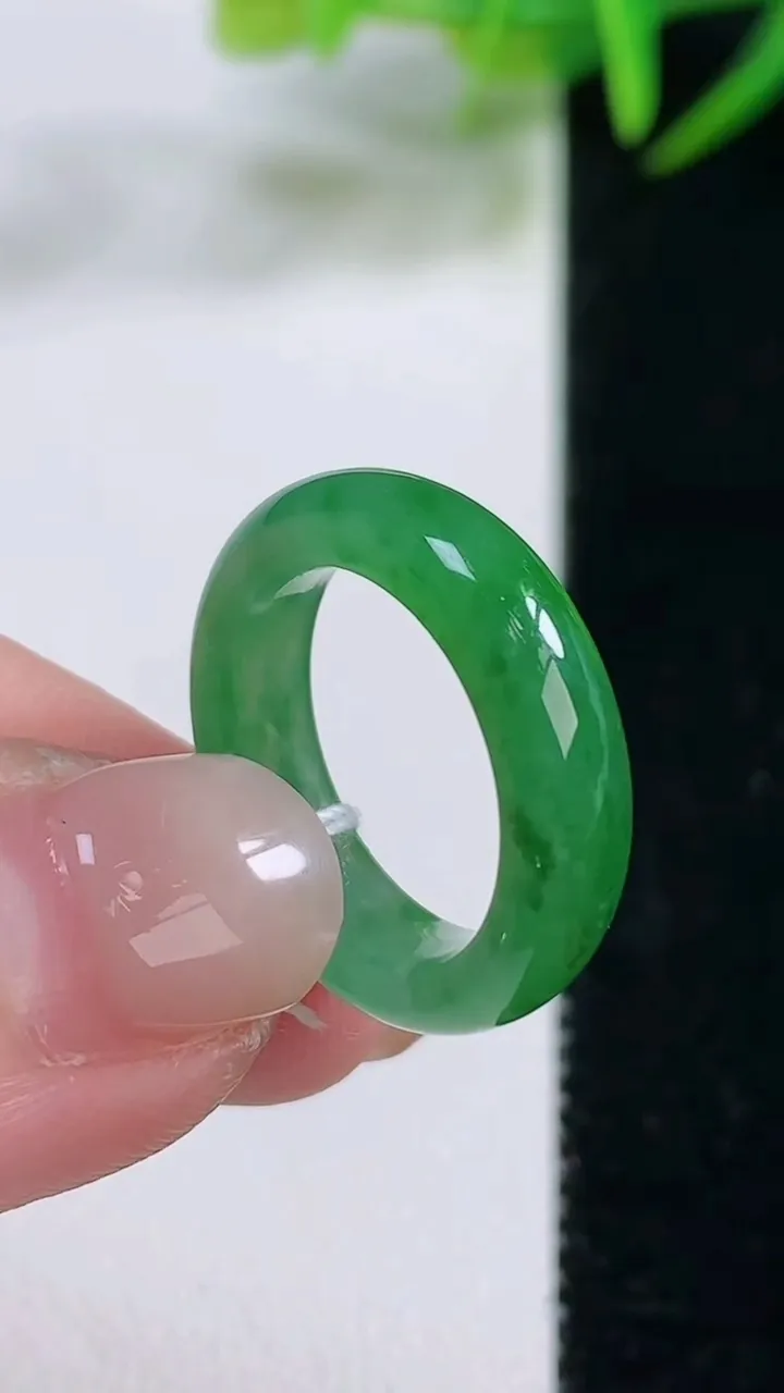 天然A货翡翠指环戒指，尺寸15.3-4.5-2.9，重量:2.98g2025年11月26日
工厂直销收藏佳品,种好水足，色泽均匀，有种有色，上手高大气！