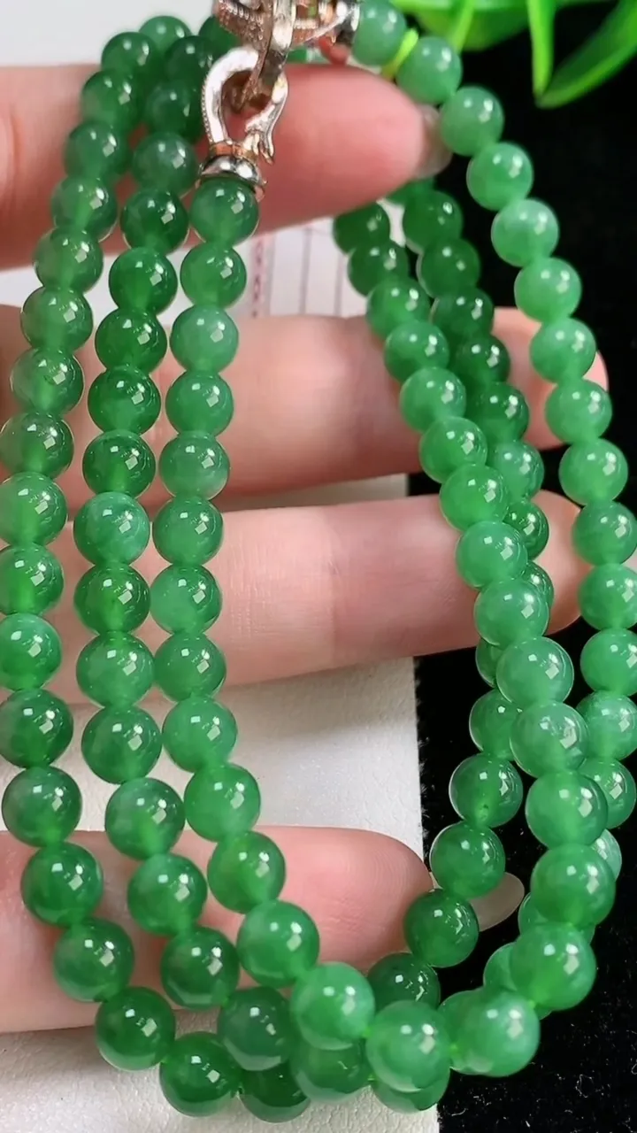 天然A货翡翠圆珠项链，尺寸5.7-108颗，重量37.32g11月26日
工厂直销收藏佳品,种好水足，色泽均匀，有种有色，上手高大气！