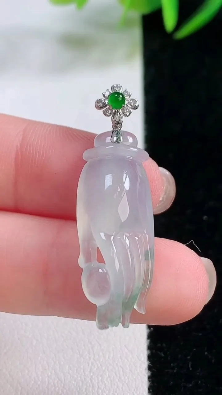 天然A货翡翠种飘花掌上明珠吊坠，尺寸29.8-11.4-6.5，重量:3.68g11月26日
工厂直销收藏佳品,种好水足，色泽均匀，有种有色，上手高大气！