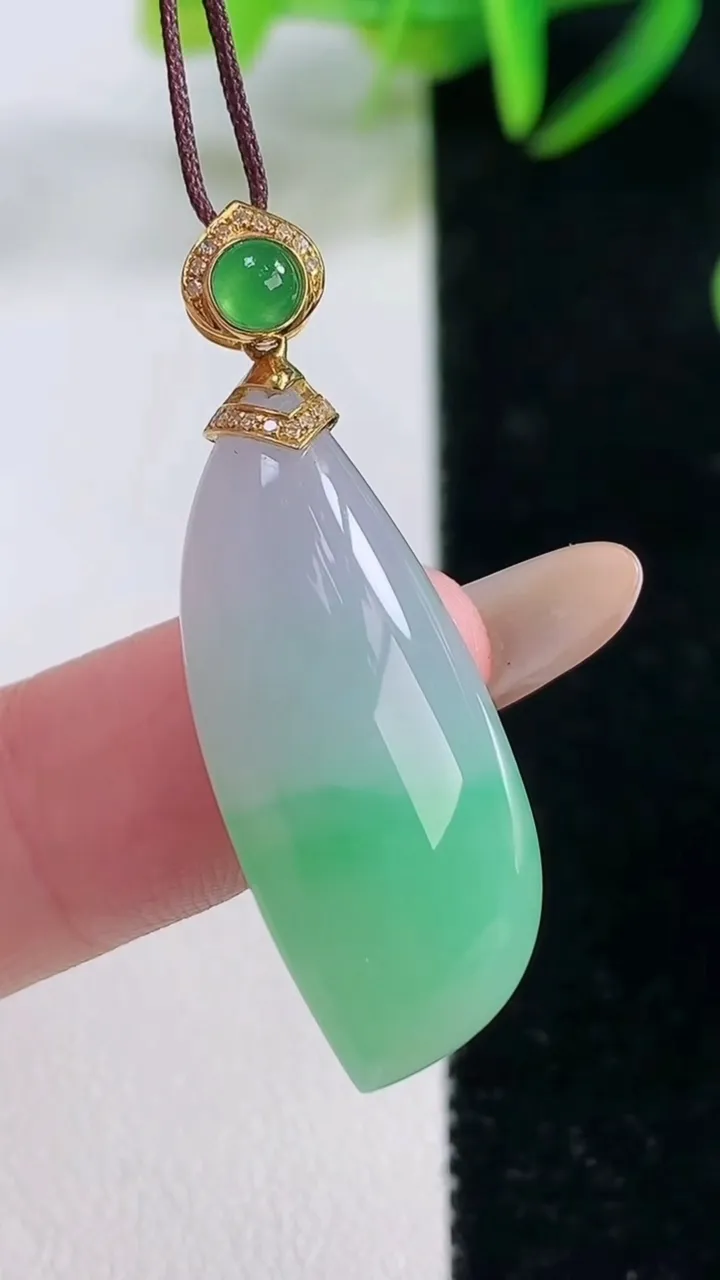 天然A货翡翠随形吊坠，尺寸28.7-12.5-7，重量:5.43g
11月26日