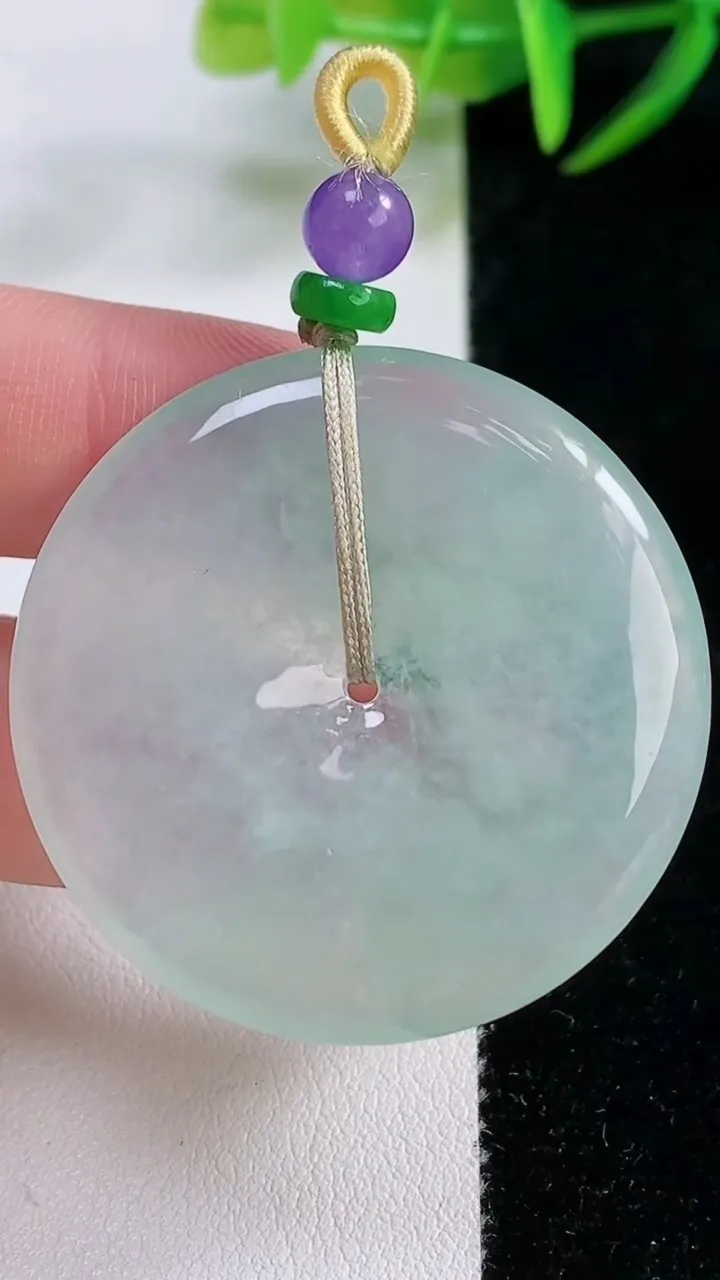 天然A货翡翠平安扣吊坠，尺寸38.3-5.5，重量:10.80g
11月26日