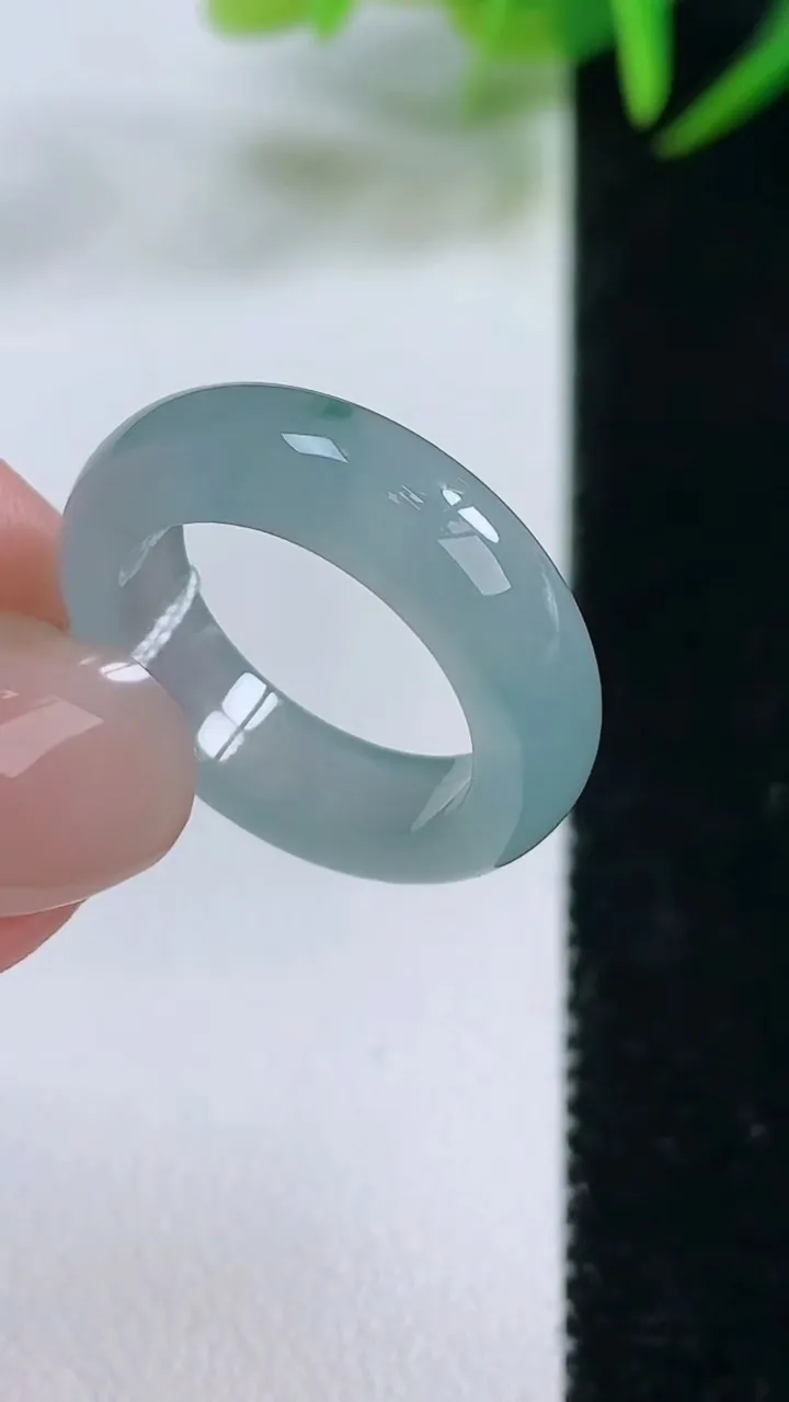 天然A货翡翠冰种飘花指环戒指，尺寸16.6-5.3-3，重量:4.20g2025年11月26日
工厂直销收藏佳品,种好水足，色泽均匀，有种有色，上手高大气！